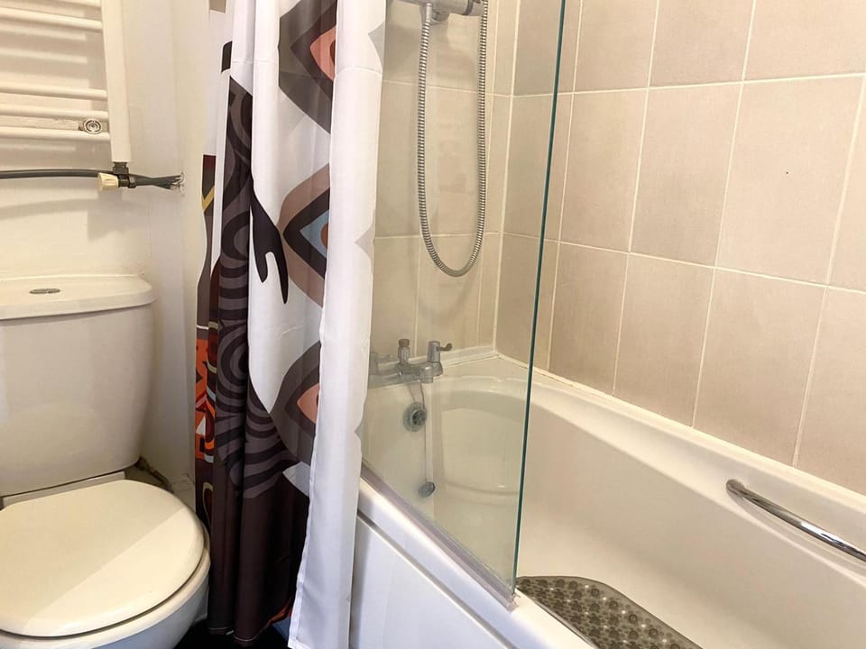 Shower, Toilet, Bathroom, Bath, towels