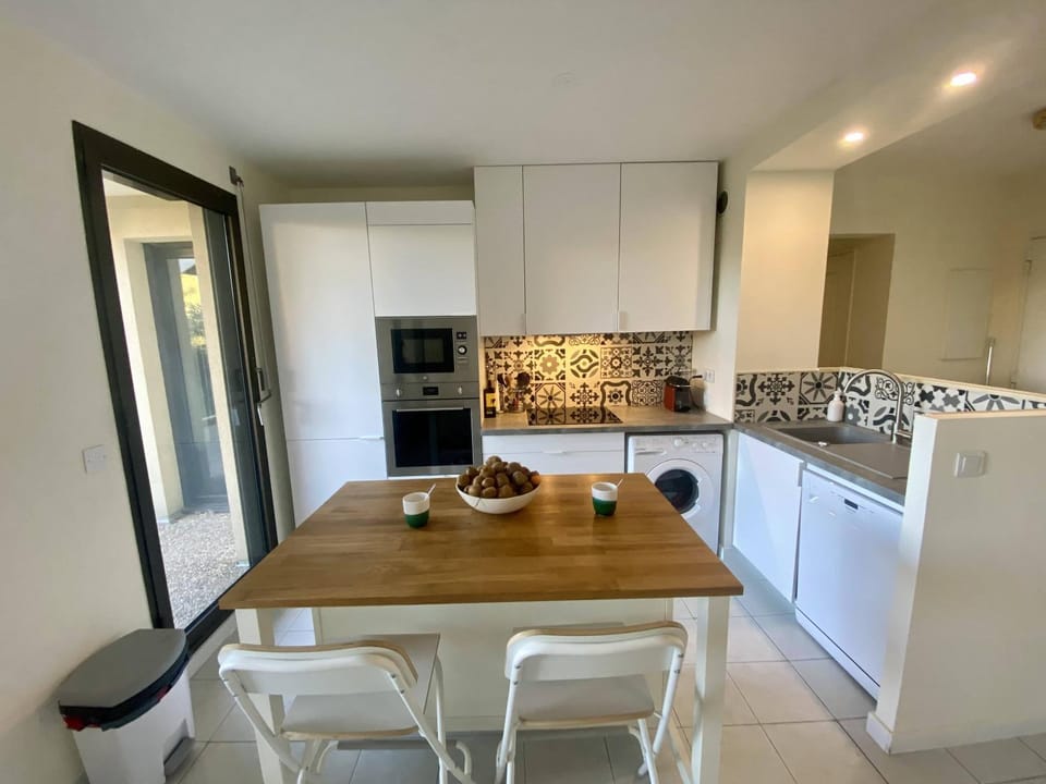 Dining area, kitchen