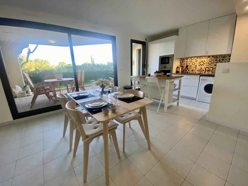 Dining area, kitchen