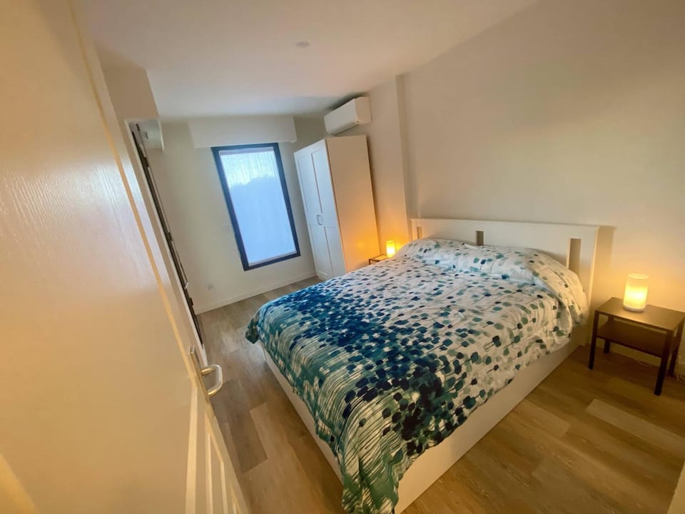 Photo of the whole room, Bedroom