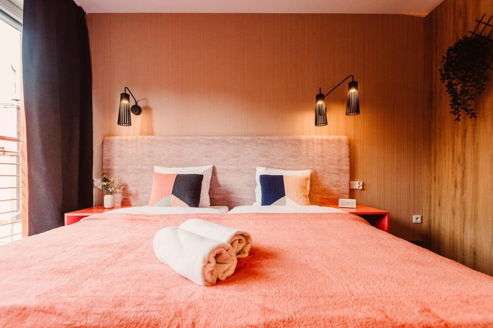 Bed, towels