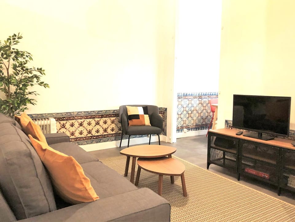 TV and multimedia, Living room, Seating area, Evening entertainment