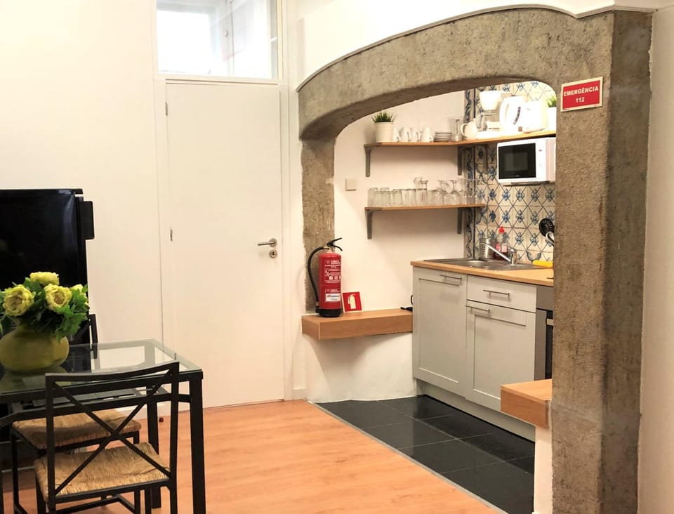 Kitchen or kitchenette, Dining area, oven