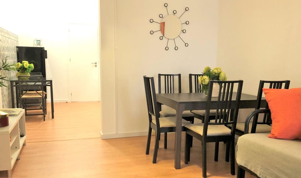 TV and multimedia, Kitchen or kitchenette, Living room, Seating area, Dining area
