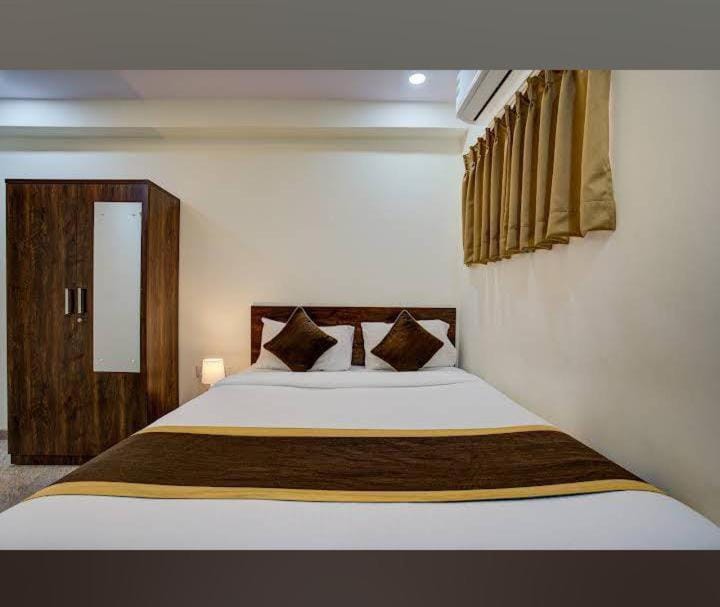 Bed, Photo of the whole room, Decorative detail, Seating area, Dining area, Bedroom, Text overlay, fireplace, locker, room service, wardrobe, kitchen, air conditioner