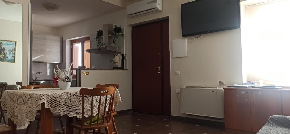 TV and multimedia, Kitchen or kitchenette, Living room, Dining area, oven, air conditioner