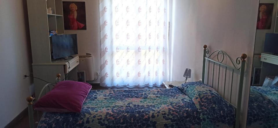 Bed, TV and multimedia, Bedroom