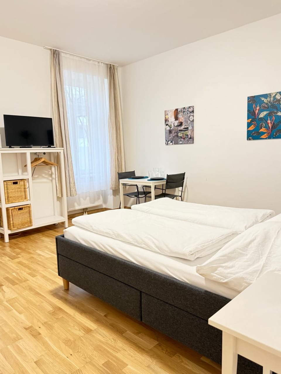 Bed, TV and multimedia, Photo of the whole room, Evening entertainment, Bedroom