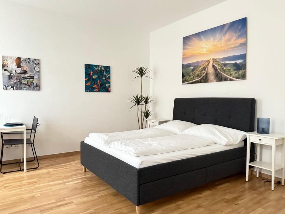 Bed, Living room, Photo of the whole room, Seating area, Bedroom