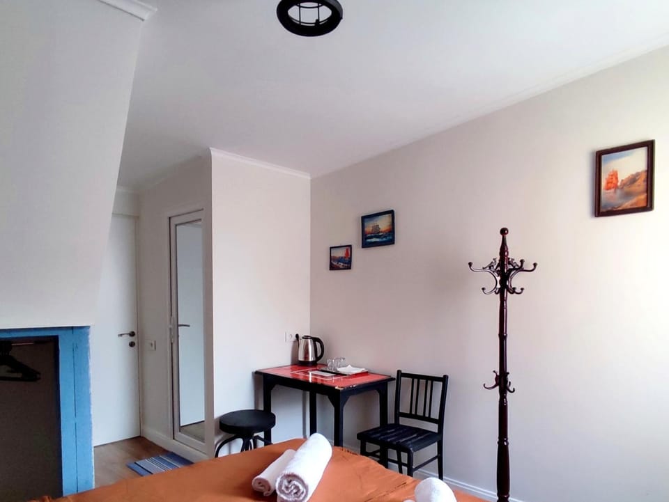 Photo of the whole room, Dining area