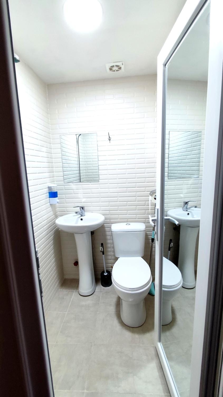 Shower, Toilet