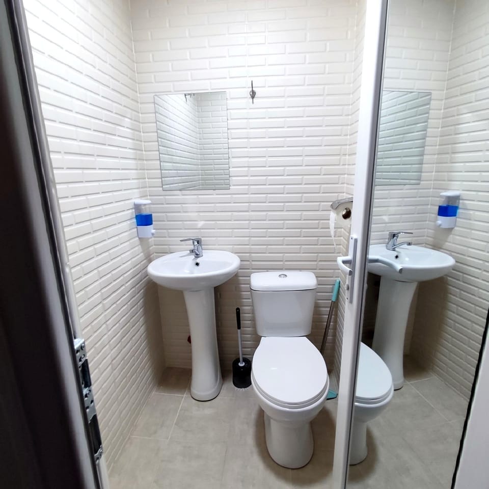 Shower, Toilet