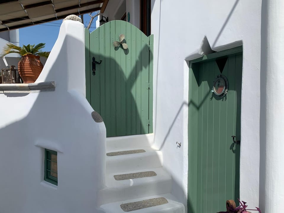 Facade/entrance, Neighbourhood
