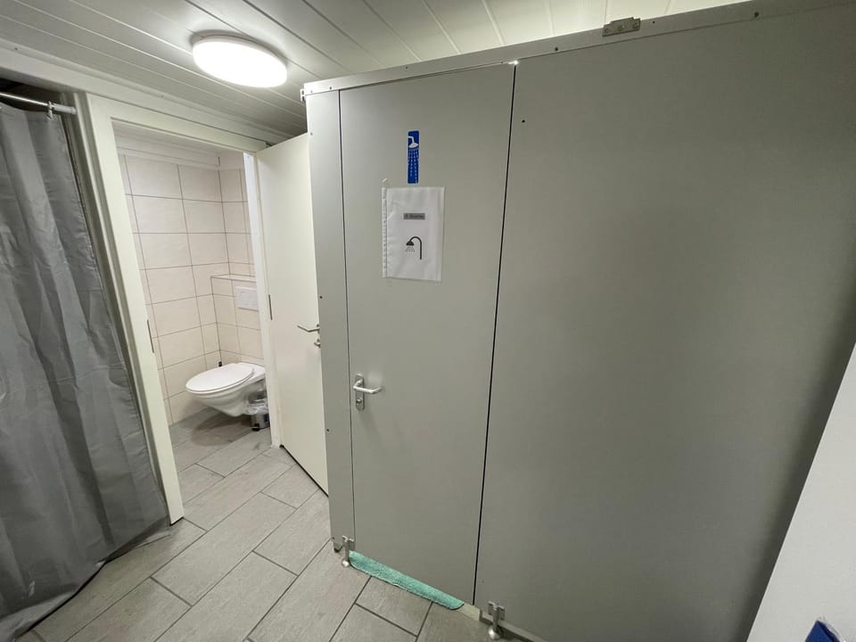 Shower, Toilet