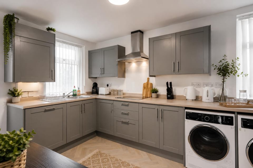 Large 6 bedroom all ensuite 2 with kitchenettes in Birkenhead Free Parking and Wifi Hosted by By Hinkley Homes Short Lets & Serviced Accommodation Apartment in Wallasey