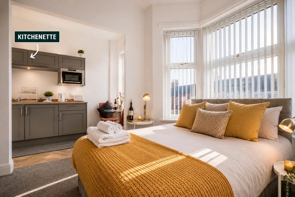 Large 6 bedroom all ensuite 2 with kitchenettes in Birkenhead Free Parking and Wifi Hosted by By Hinkley Homes Short Lets & Serviced Accommodation Apartment in Wallasey