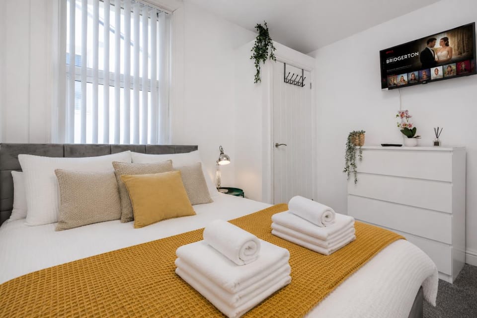Large 6 bedroom all ensuite 2 with kitchenettes in Birkenhead Free Parking and Wifi Hosted by By Hinkley Homes Short Lets & Serviced Accommodation Apartment in Wallasey