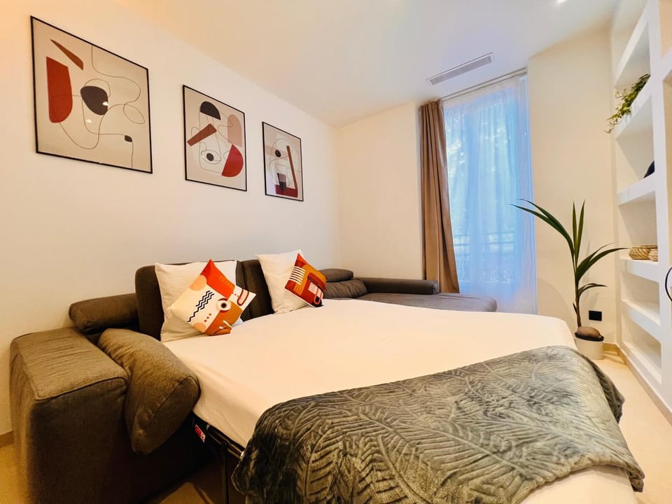 Bed, TV and multimedia, Living room, Photo of the whole room, Seating area, Bedroom