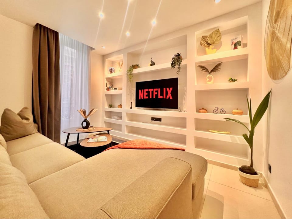 Communal lounge/ TV room, Bed, TV and multimedia, Living room, Photo of the whole room, Seating area, Evening entertainment, Bedroom