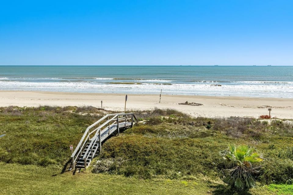 Beachfront Pet Family Friendly House in Surfside Beach