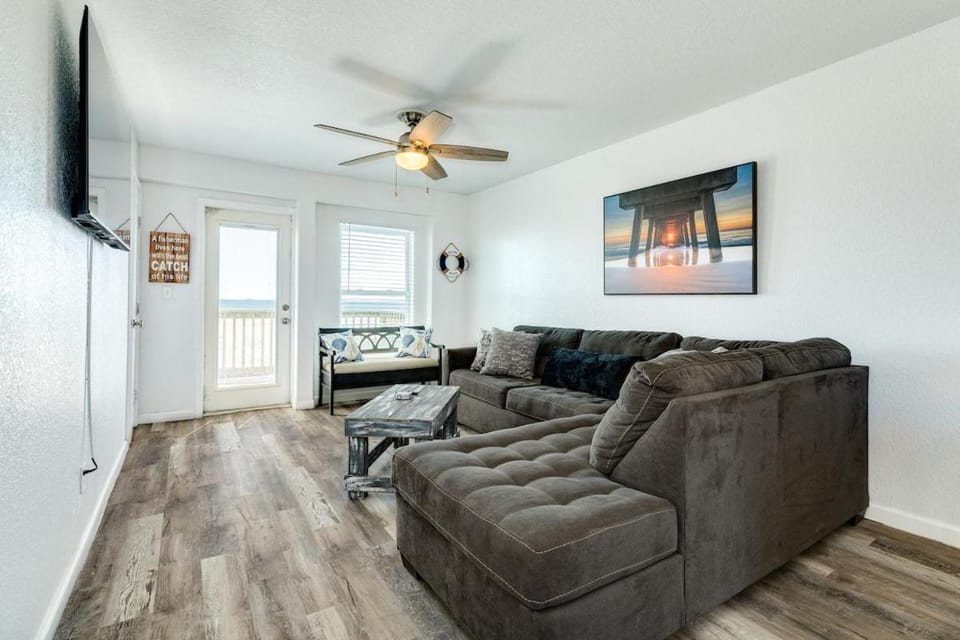 Beachfront Pet Family Friendly House in Surfside Beach