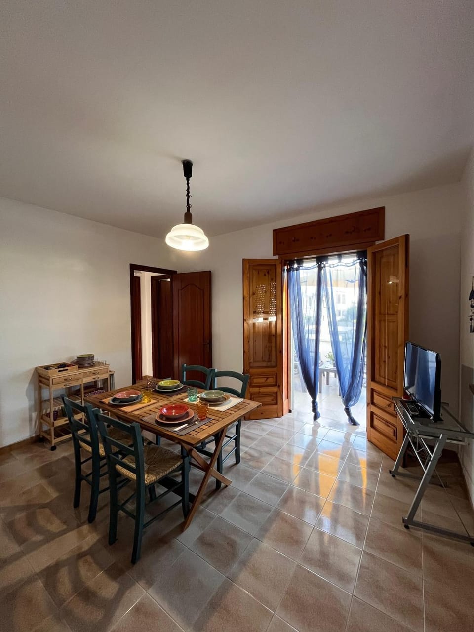 TV and multimedia, Kitchen or kitchenette, Living room, Seating area, Dining area