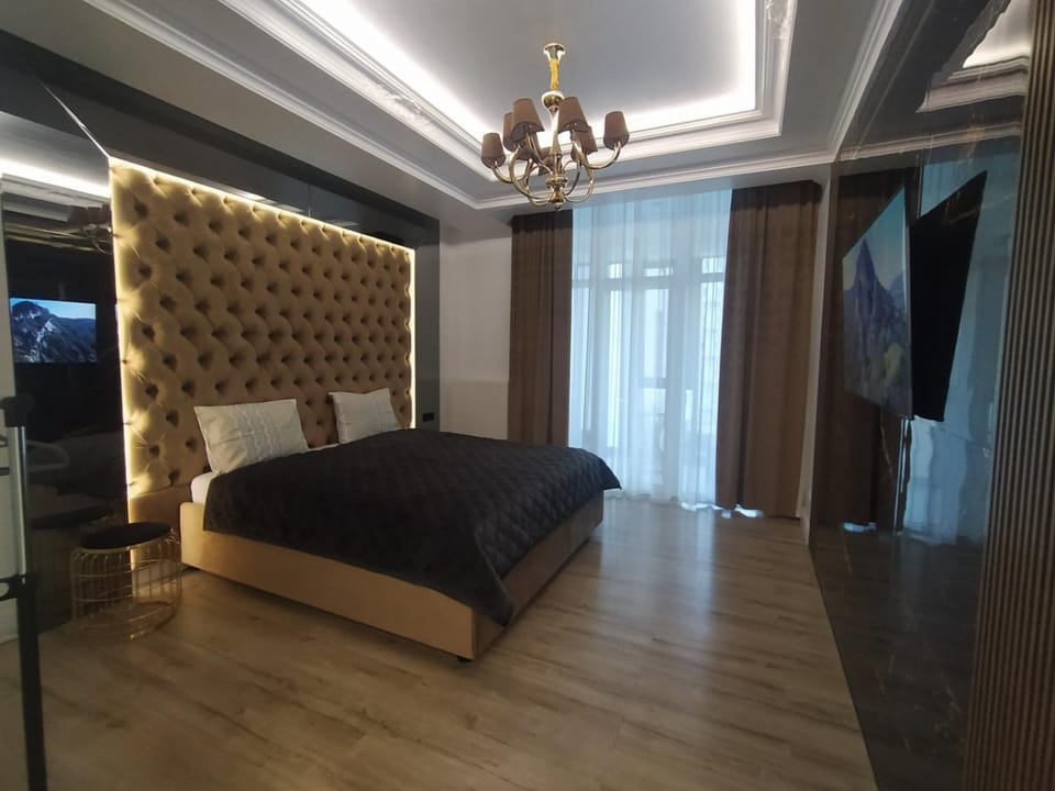 Bed, TV and multimedia, Bedroom