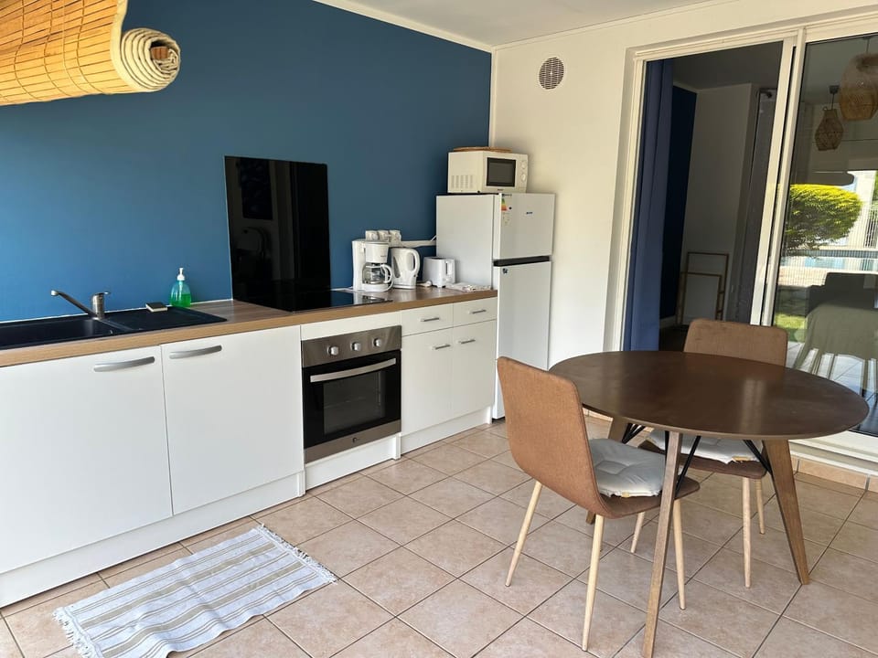 Coffee/tea facilities, Dining area, oven, stove