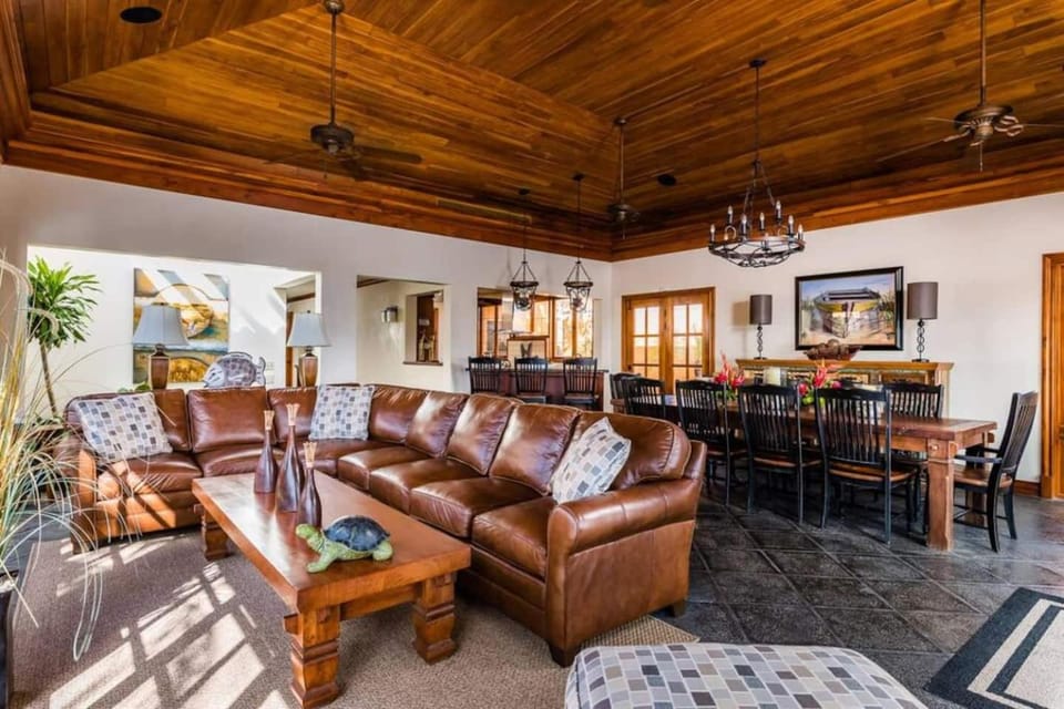 Exclusive Beachfront Villa Private Pool & BBQ House in Playa Langosta