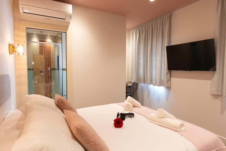 Bed, TV and multimedia, Photo of the whole room, Bedroom, towels, air conditioner