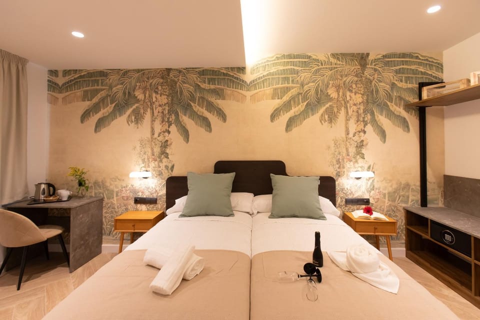 Bed, Photo of the whole room, Seating area, Bedroom, towels
