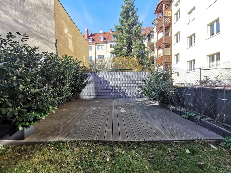 Property building, Spring, Day, Garden, Garden, Balcony/Terrace, Garden view