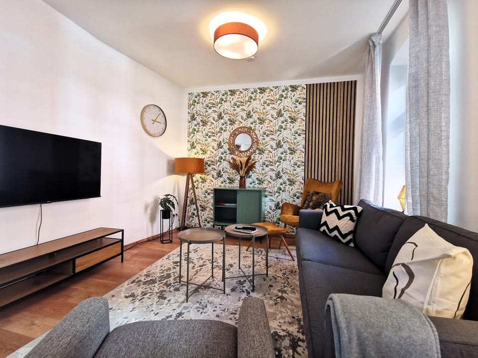 TV and multimedia, Living room, Seating area, Evening entertainment