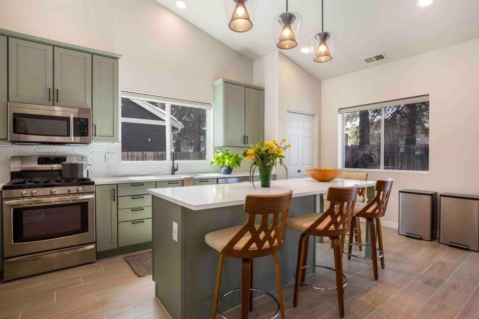 Kitchen or kitchenette, Dining area, dishwasher, minibar, pet friendly, stove, toaster