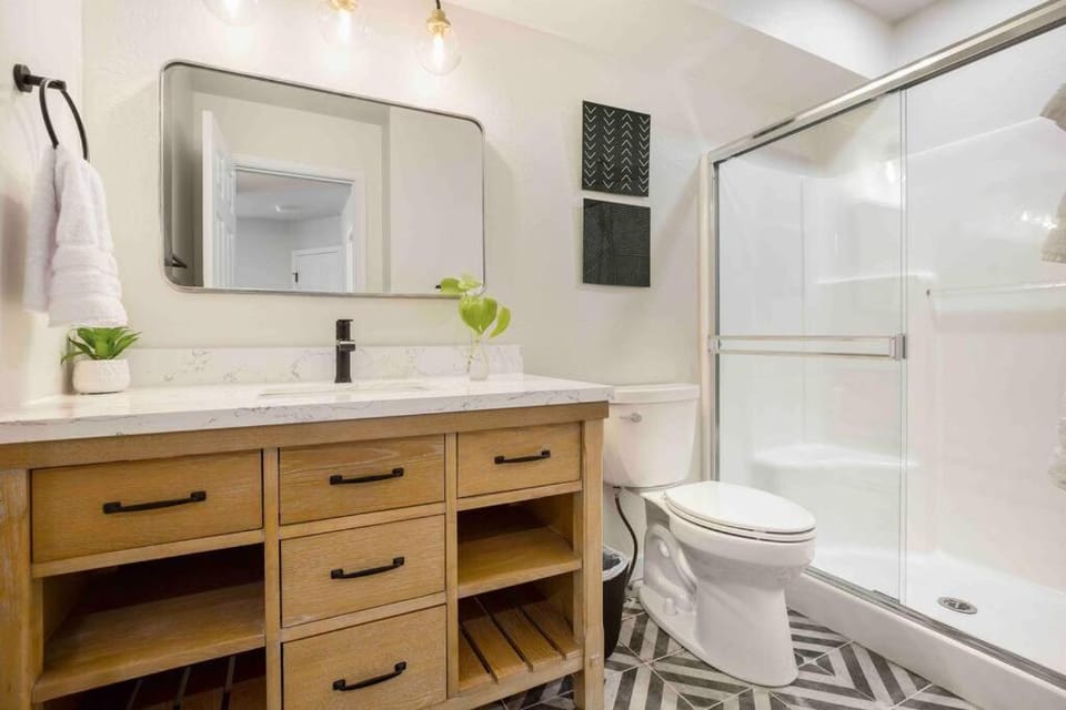 Shower, Toilet, Bathroom, towels