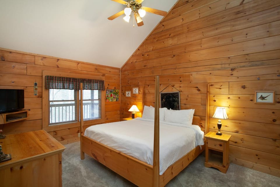 5 Mins to Pigeon Forge Strip w/ Hot Tub+Grill+MORE House in Pigeon Forge