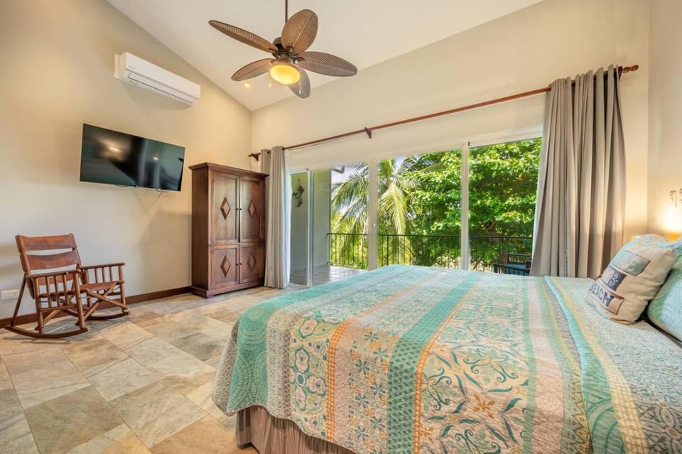 Beautiful beachfront 2BR condo, with full kitchen Apartment hotel in Playa Langosta