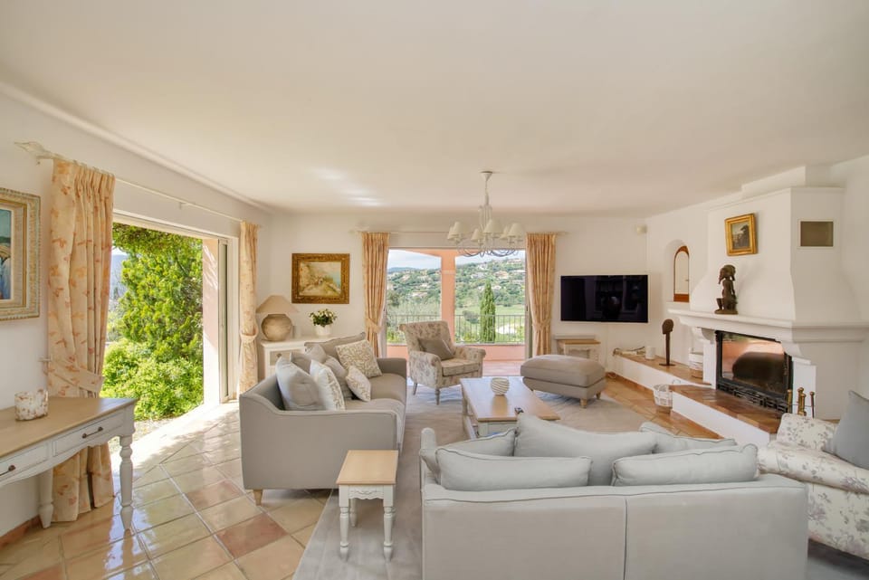 Communal lounge/ TV room, Living room