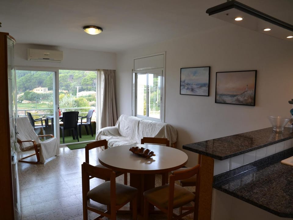 Apartamento soleado con piscina cerca de la playa y del centro en L'Estartit - ES-323-18 Apartment in Baix Empordà