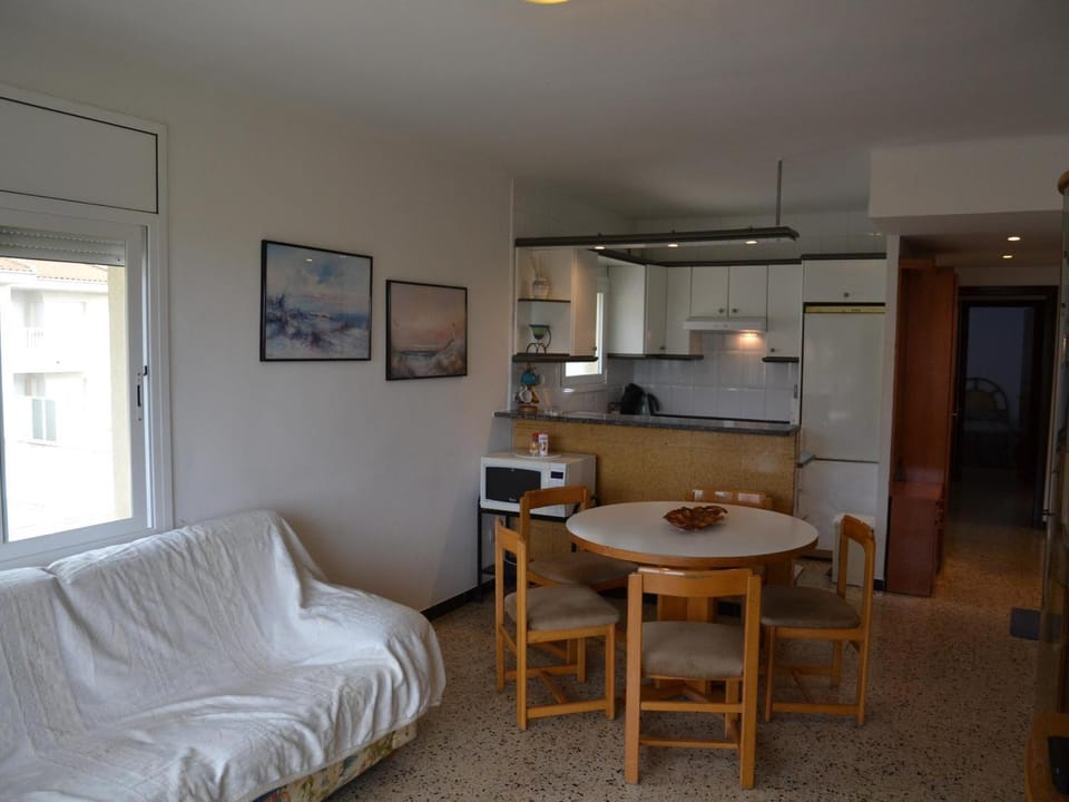 Apartamento soleado con piscina cerca de la playa y del centro en L'Estartit - ES-323-18 Apartment in Baix Empordà