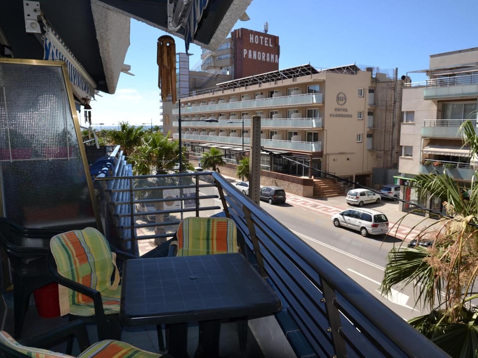 Apartamento acogedor con vista al mar, piscina y acceso directo a la playa en L'Estartit - ES-323-36 Apartment in Baix Empordà