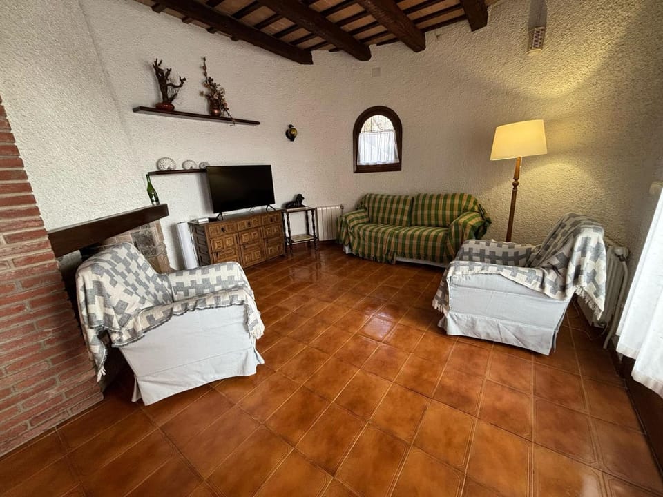 Casa con Gran Jardín Privado y Piscina Comunitaria en Torroella de Montgrí - ES-323-44 Villa in Baix Empordà