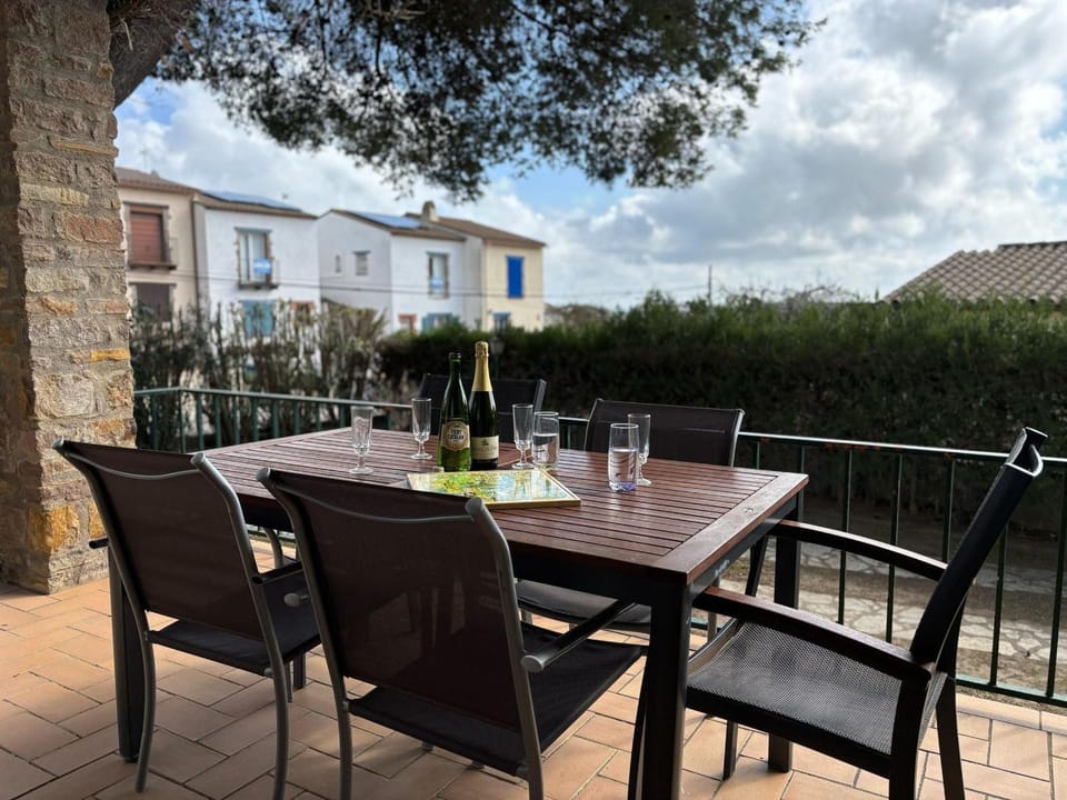 Casa con Gran Jardín Privado y Piscina Comunitaria en Torroella de Montgrí - ES-323-44 Villa in Baix Empordà