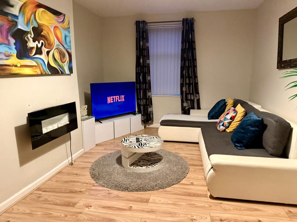 Sleeps up to 7 Perfect for Contractors Groups Stylish Home Free parking House in Sheffield