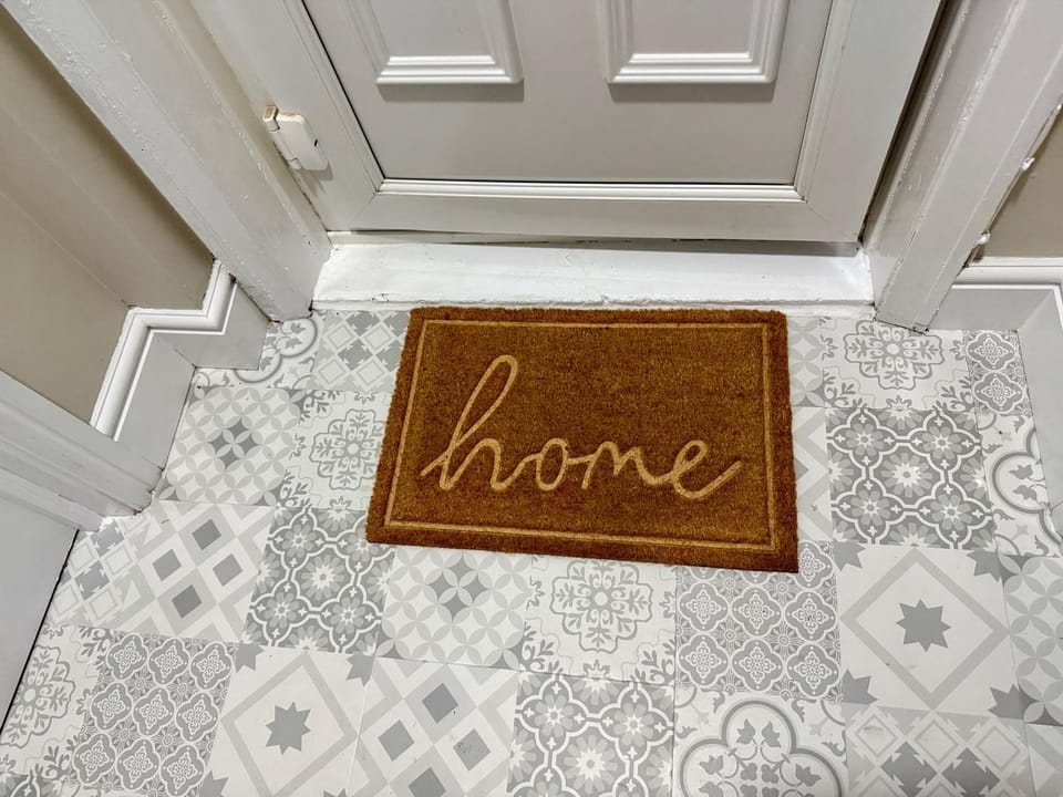 Sleeps up to 7 Perfect for Contractors Groups Stylish Home Free parking House in Sheffield