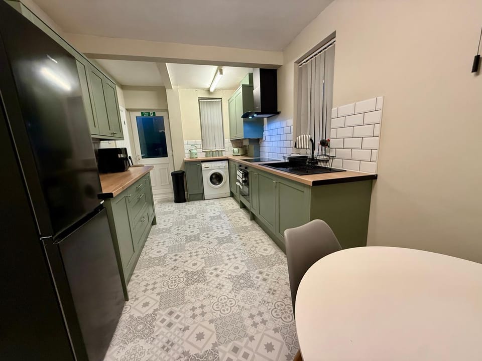 Sleeps up to 7 Perfect for Contractors Groups Stylish Home Free parking House in Sheffield