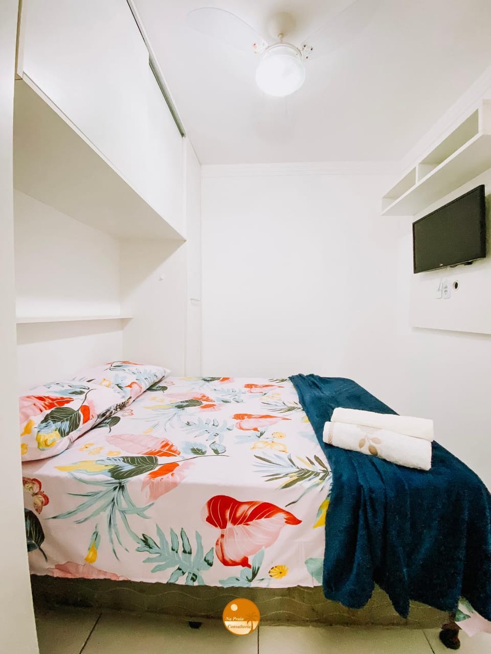 Bed, TV and multimedia, Photo of the whole room, Bedroom, towels