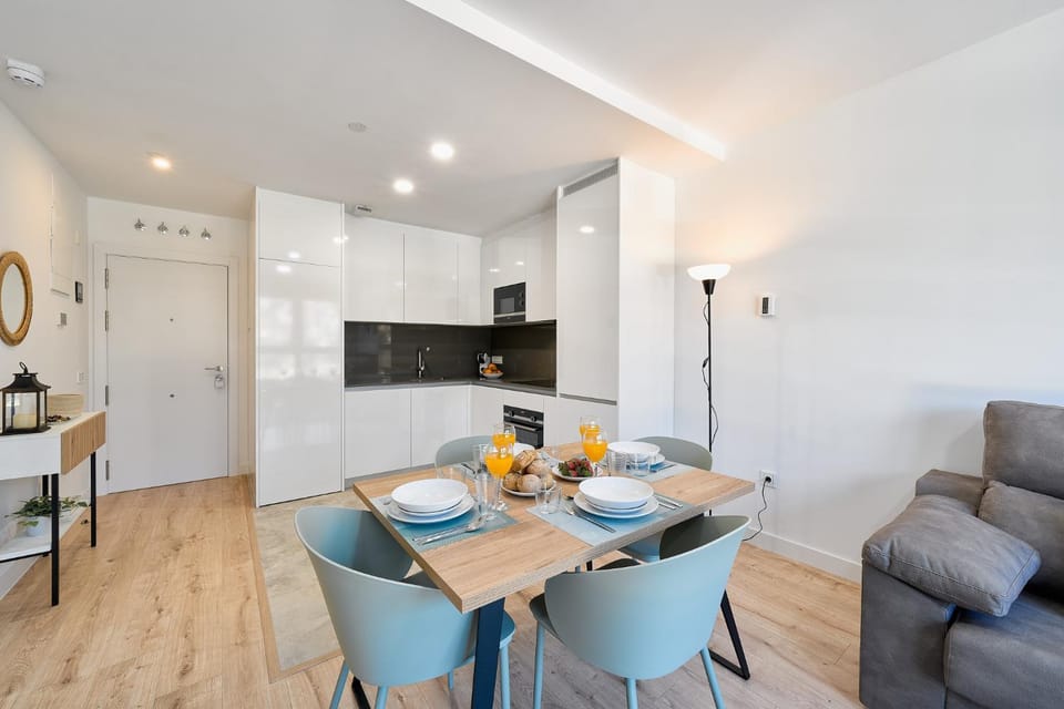 Kitchen or kitchenette, Dining area, minibar