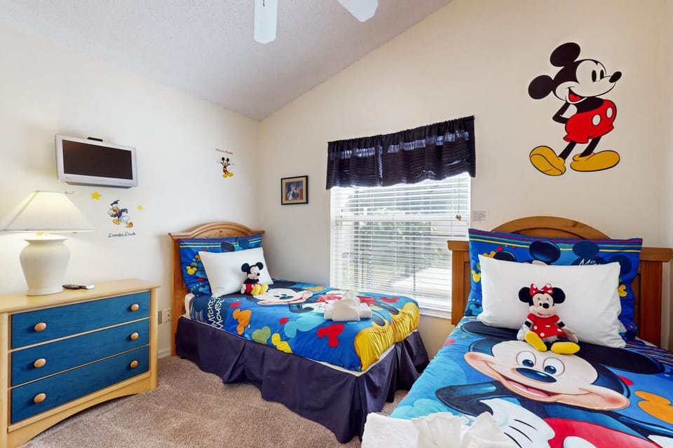 Bed, TV and multimedia, Bedroom