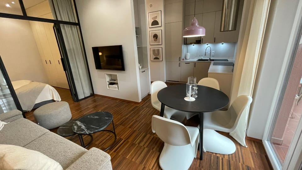 TV and multimedia, Kitchen or kitchenette, Living room, Dining area, kitchen